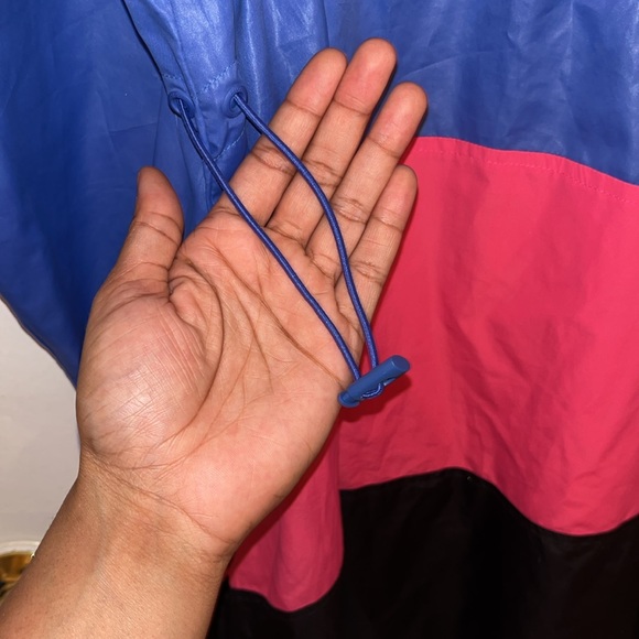 FILA Lightweight Windbreaker With Adjustable Strings - Picture 4 of 5